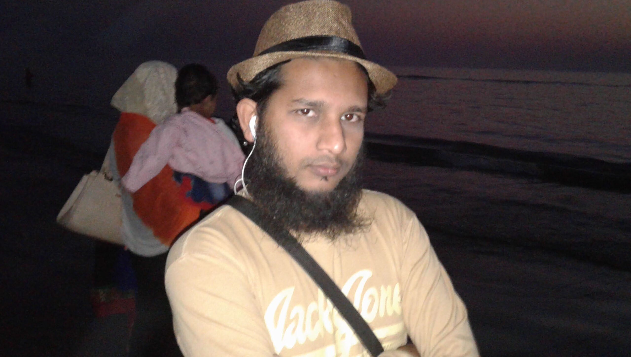 সন্ধ্যায় কক্সবাজার সমুদ্র সৈকতে দাড়িয়ে সাংবাদিক খাইরুল ইসলাম আল আমিন