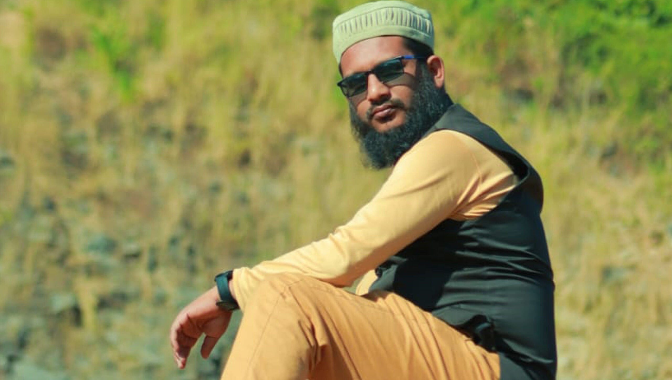 নিলাদ্রী লেকে বসে সাংবাদিক খাইরুল ইসলাম আল আমিন